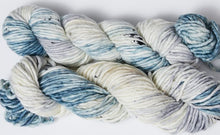 Load image into Gallery viewer, January 2023 Exclusive Kit - Janvier Hat + 2 Skeins of &quot;Apricity&quot;